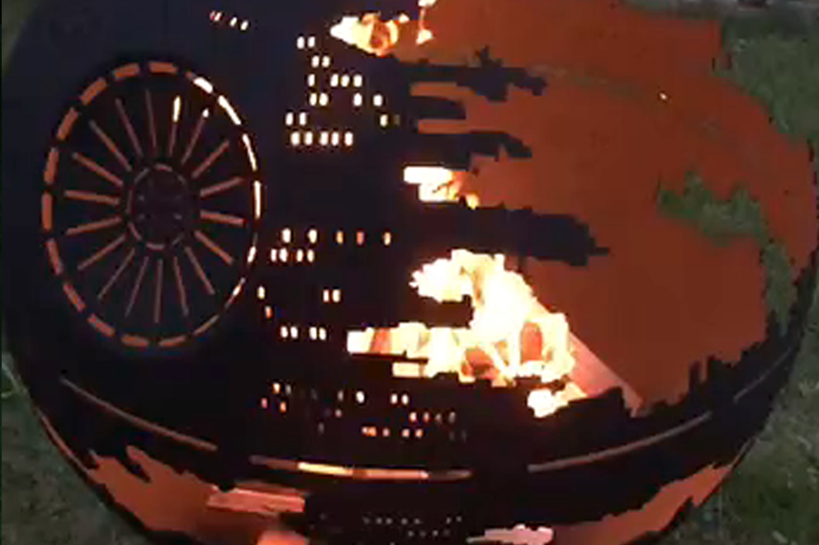 Уличный очаг "Звезда смерти"