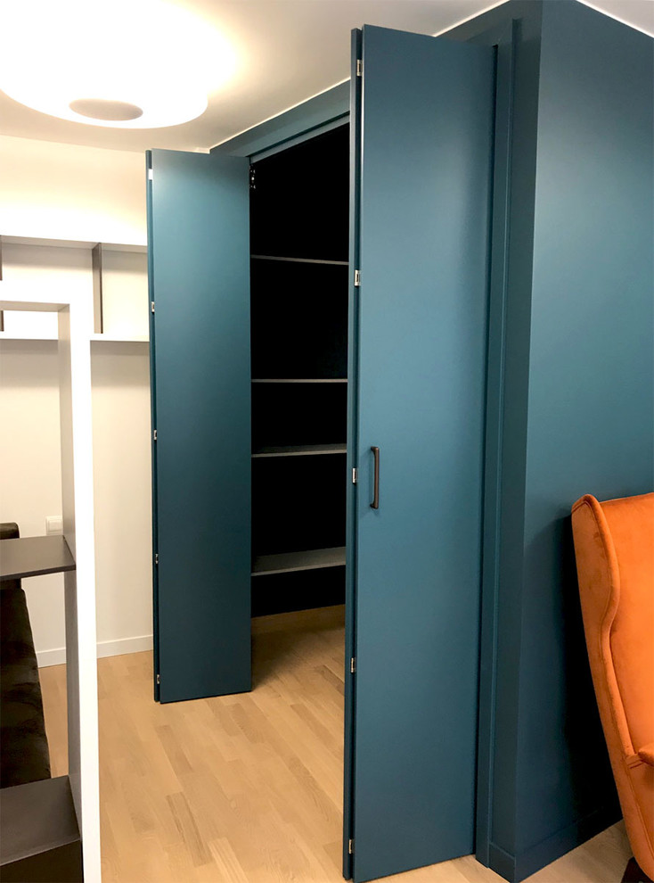 Гардеробная комната в квартире студии