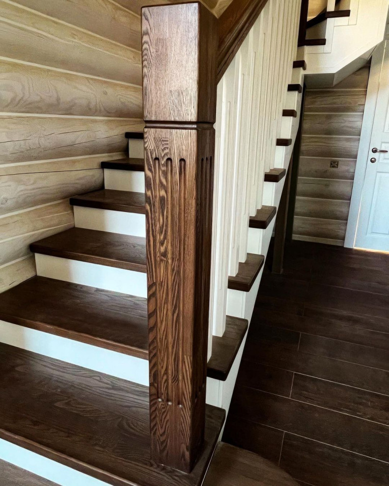 Лестница из ясеня в бревенчатом доме