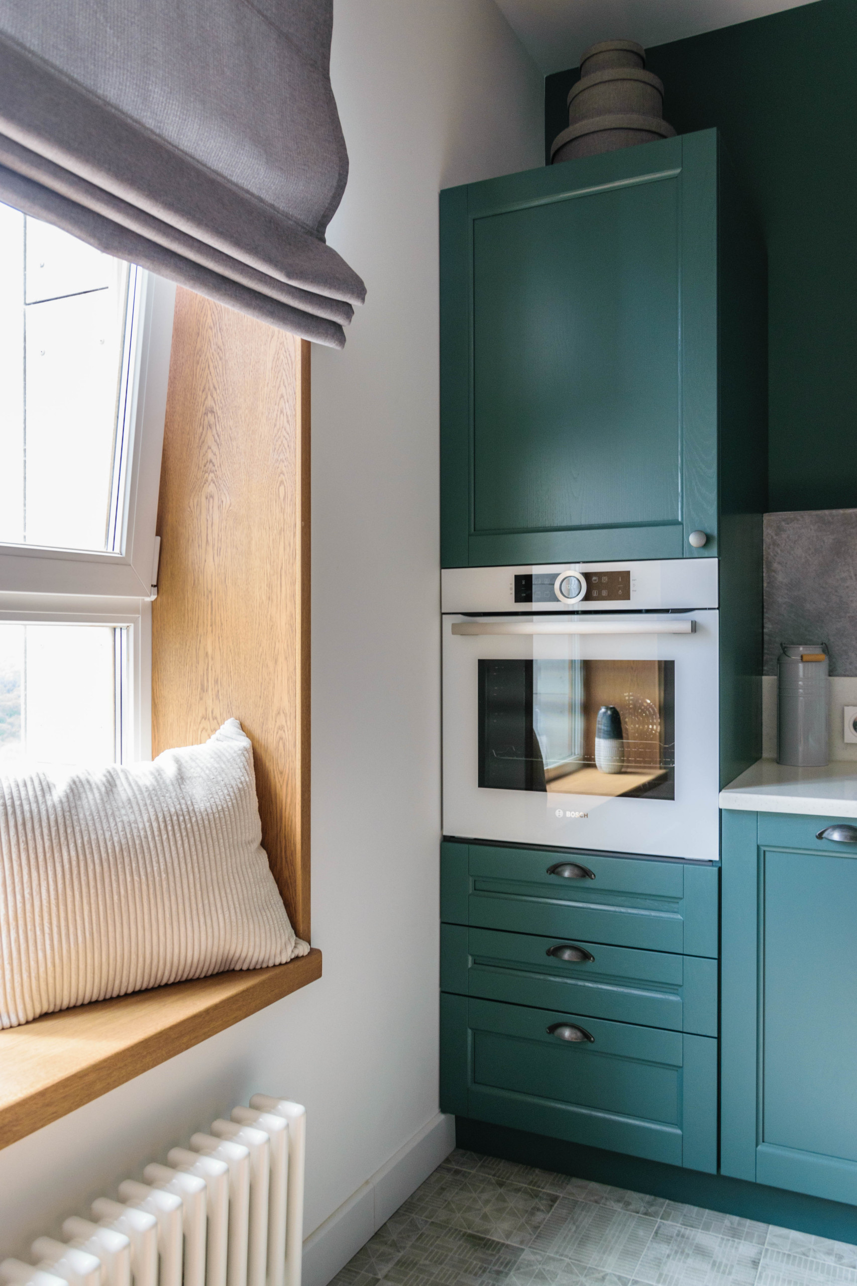 Кухня недели: Пыльно-зеленый гарнитур с островом