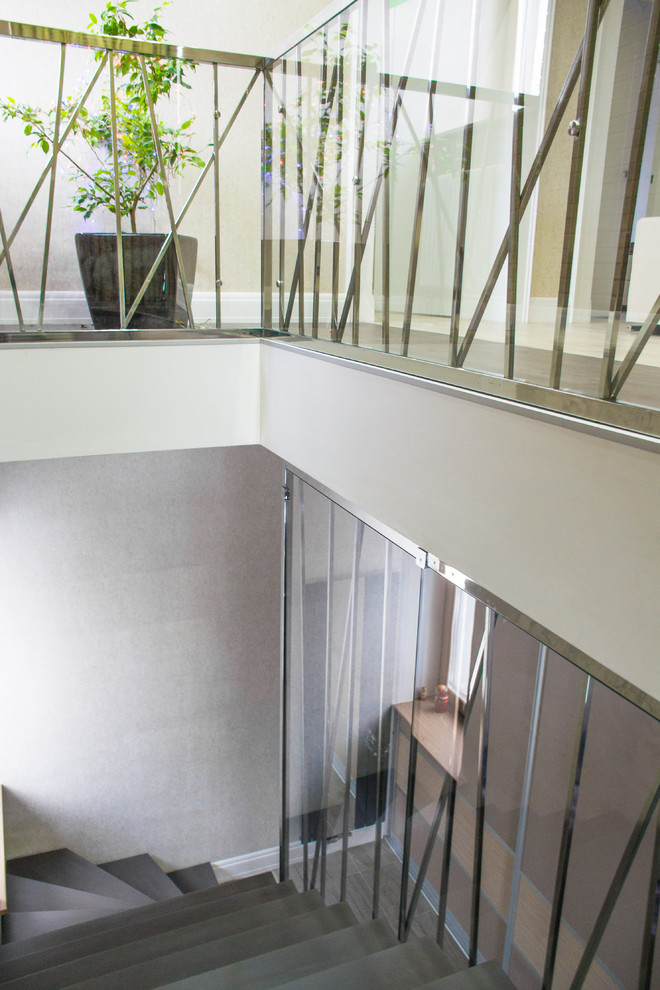 Лестница с декоративным ограждением из нержавеющей стали в частном доме