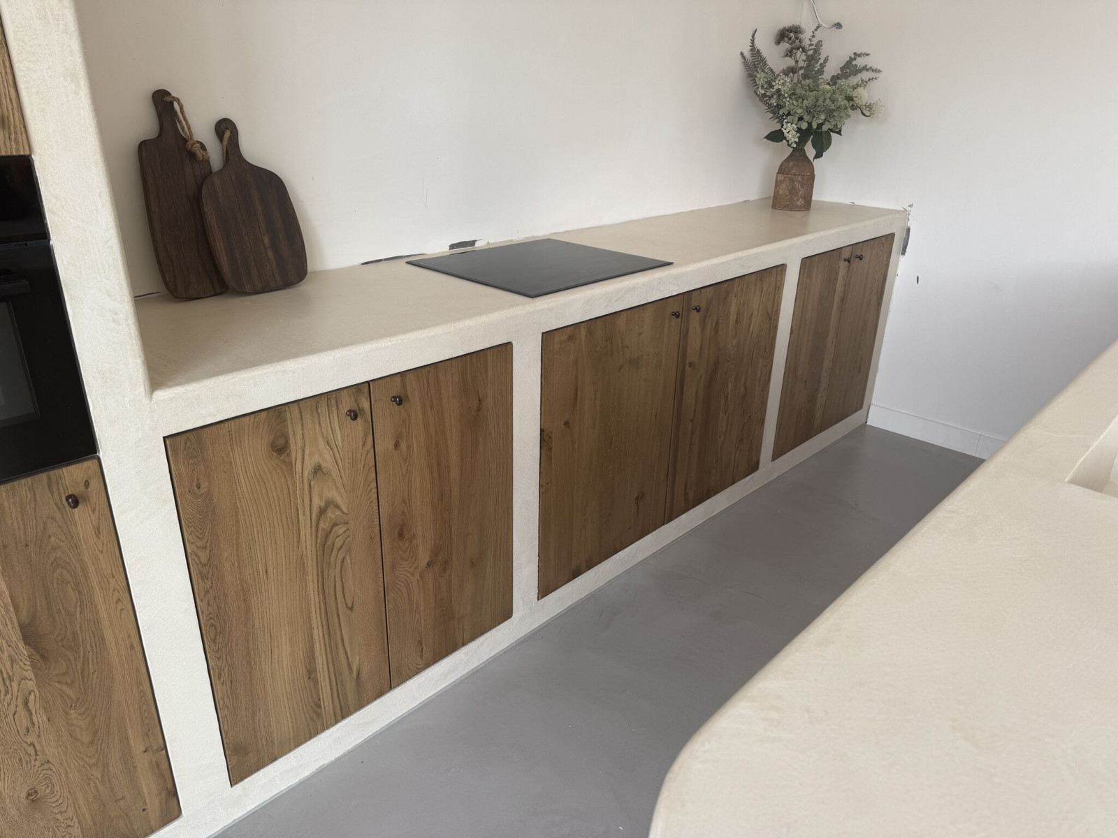 Кухня в стиле минимализм с отделкой под микроцемент