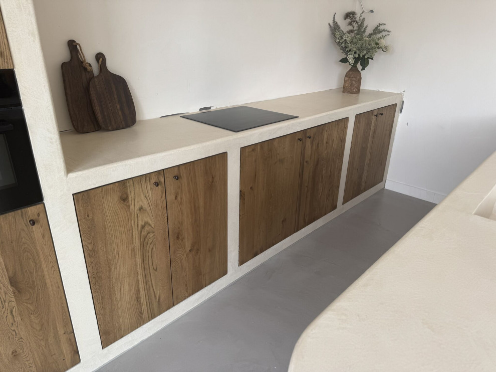 Кухня в стиле минимализм с отделкой под микроцемент