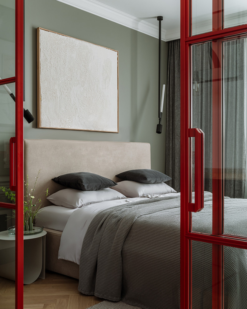 Семейная квартира с красными акцентами и видом на лес