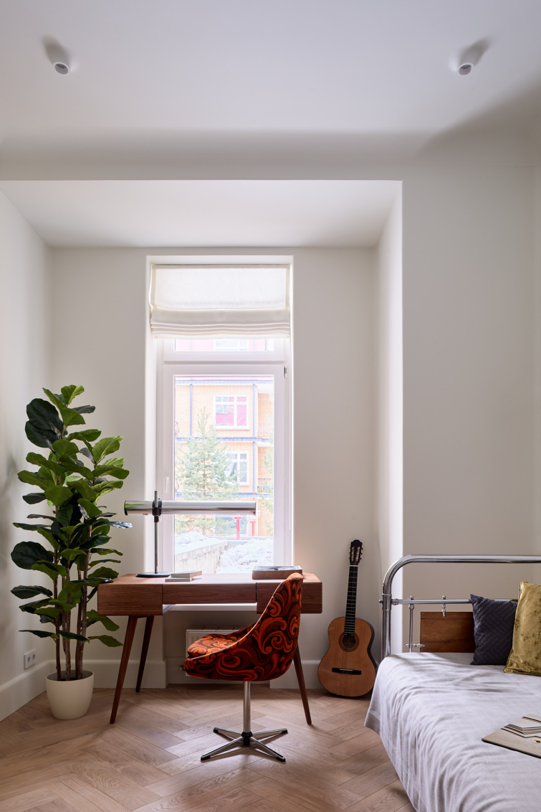 Стекло и неон: квартира в Подмосковье