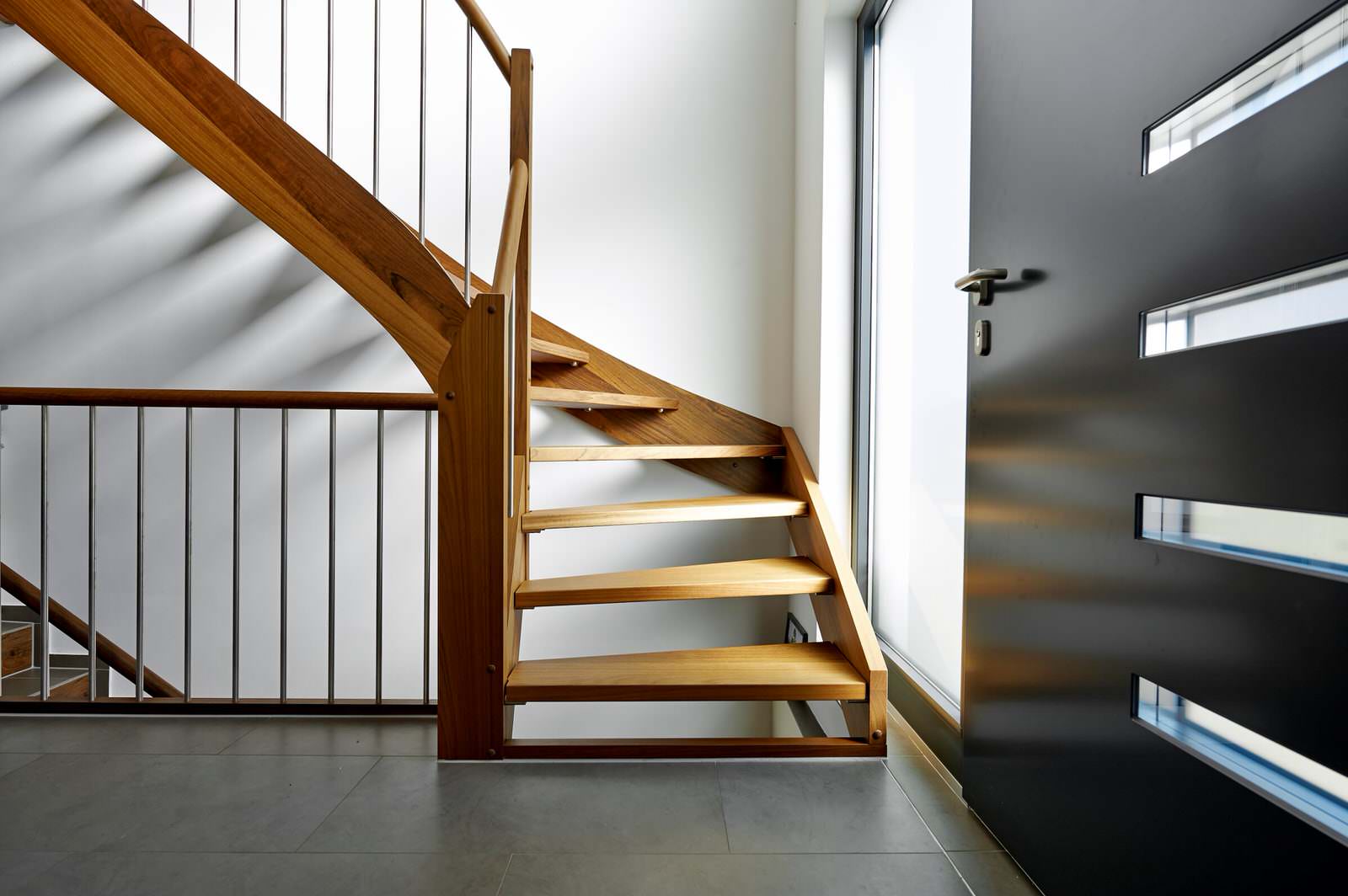 Классическая лестница из африканской породы Амазаку