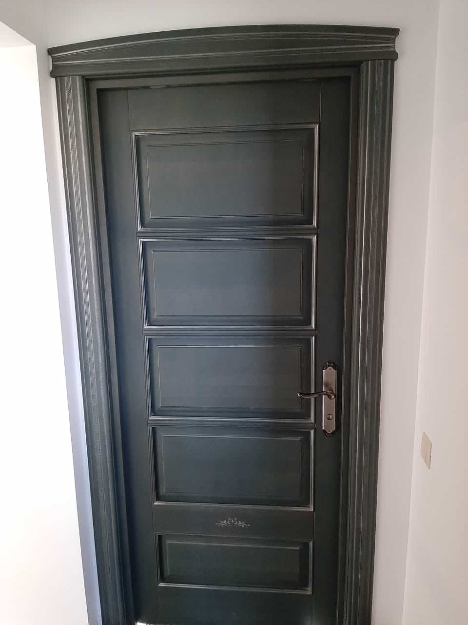 Двери из массива (фото работ с нескольких объектов)