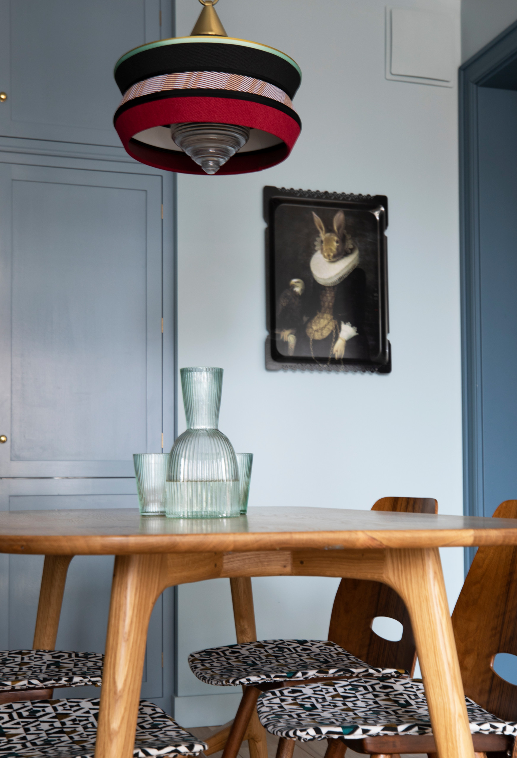 Проект недели: Синяя кухня с винтажными предметами и зайцем