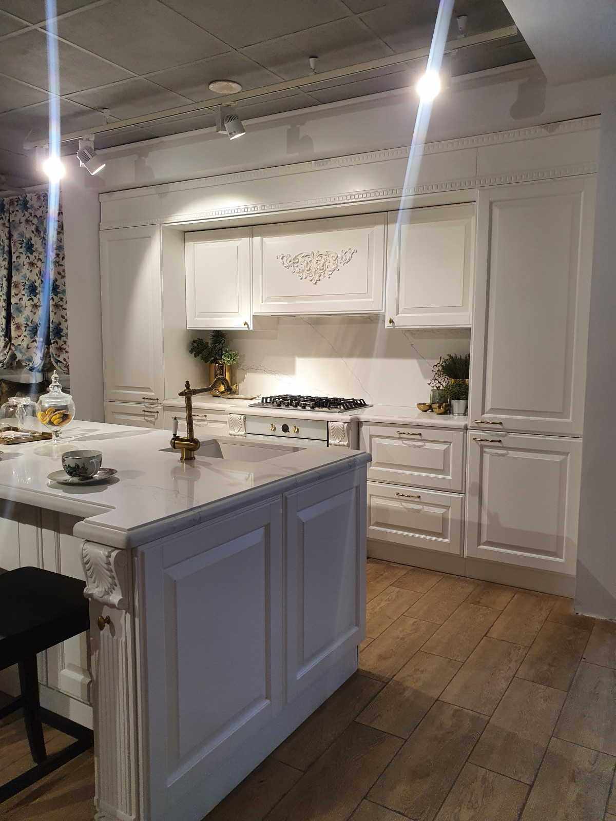 Обложка проекта: Фасады-массив,шпон. Столешница-кварцевый агламерат, искусственный камень