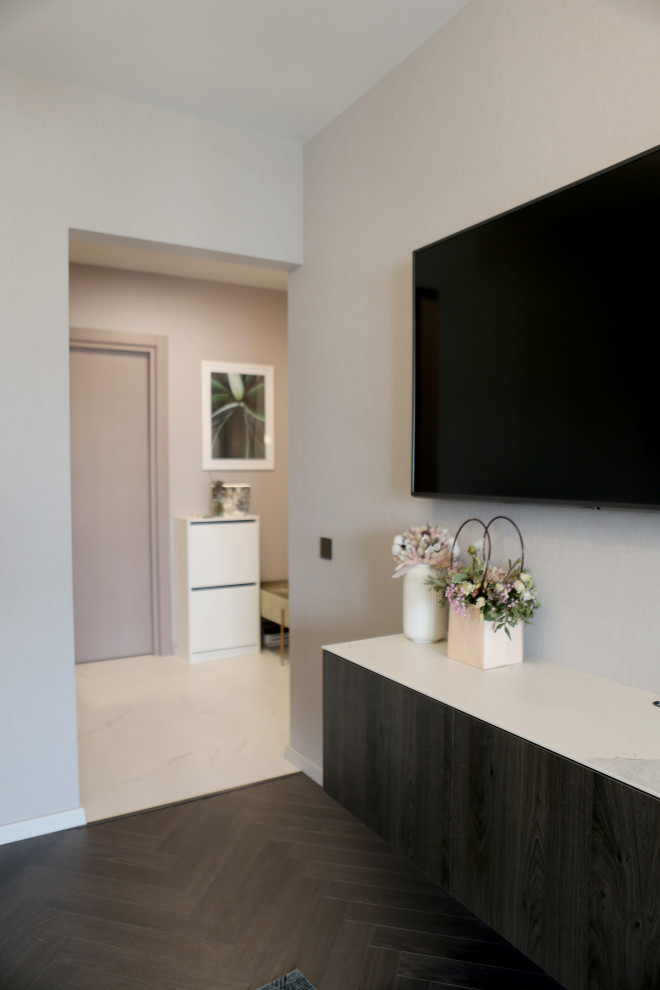 Green leaves and powder rose modern appartment