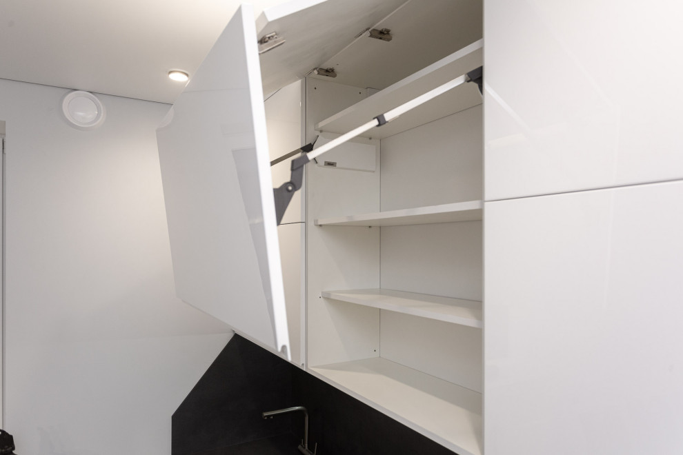 Черно-белая современная кухня