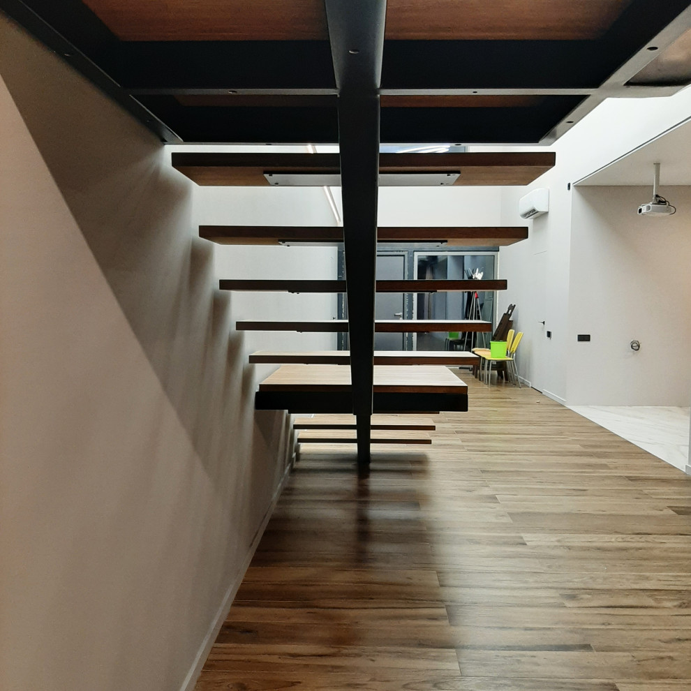 Лестница на монокосоуре с опорными столбами внутри стены из пеноблока