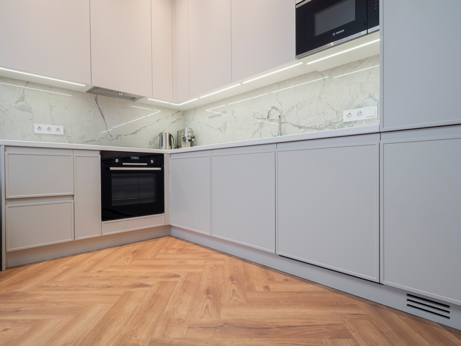 Белая кухня в стиле минимализм