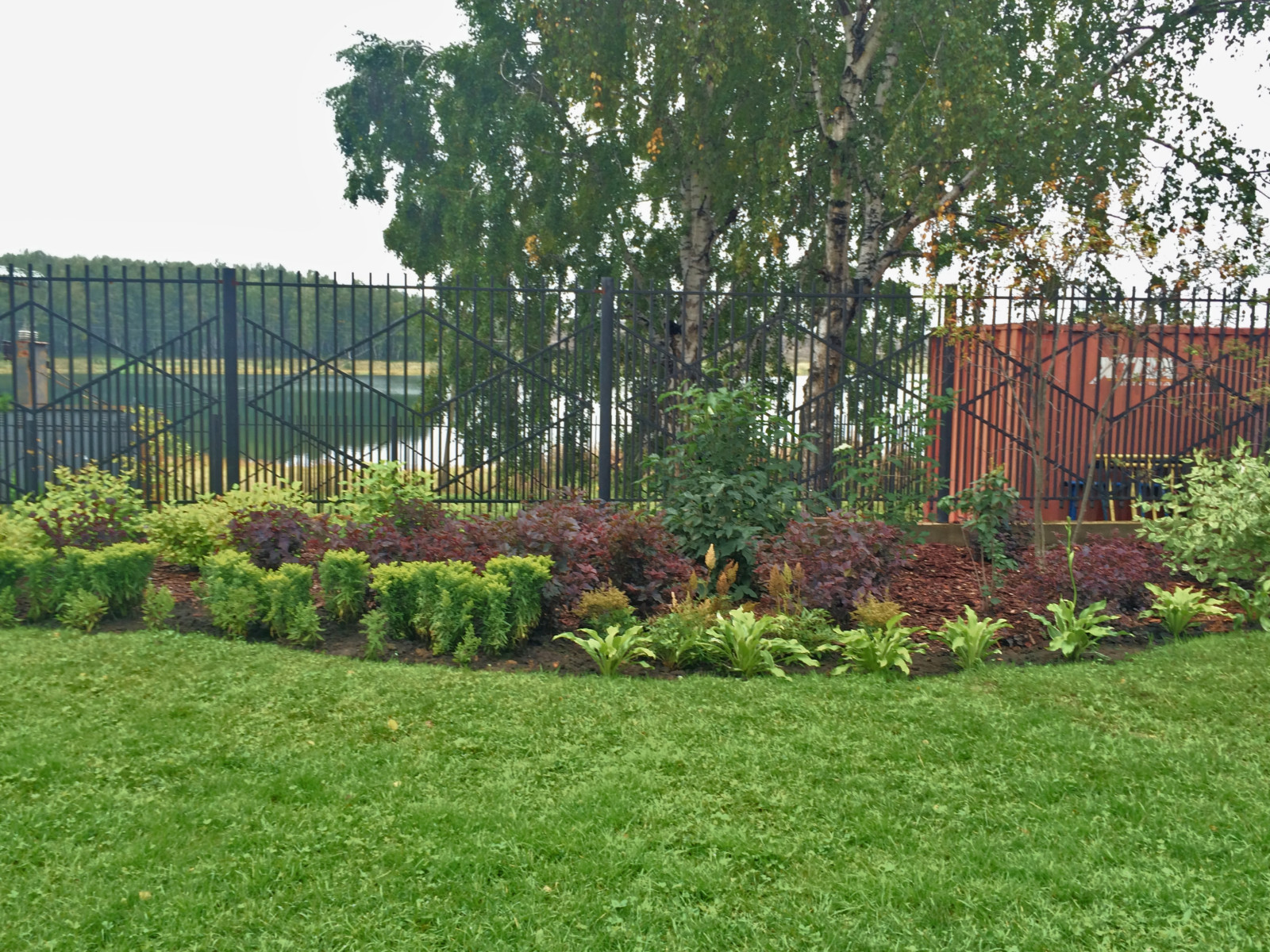 Сад с водоемом