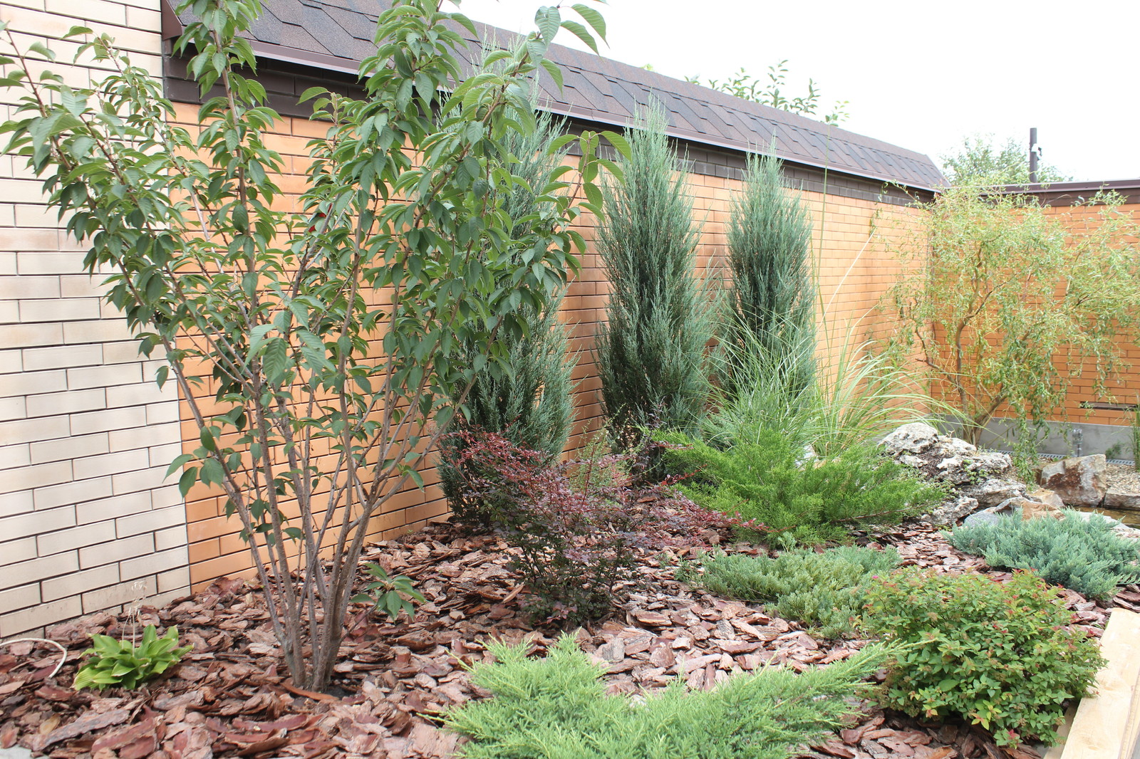 Небольшой сад в природном стиле