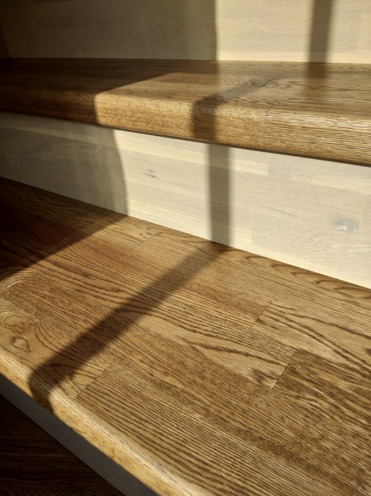 Лестница из дуба в дом из бруса