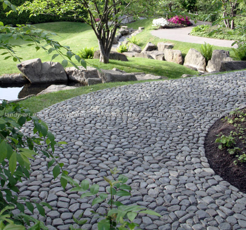 Мощение из натурального камня.