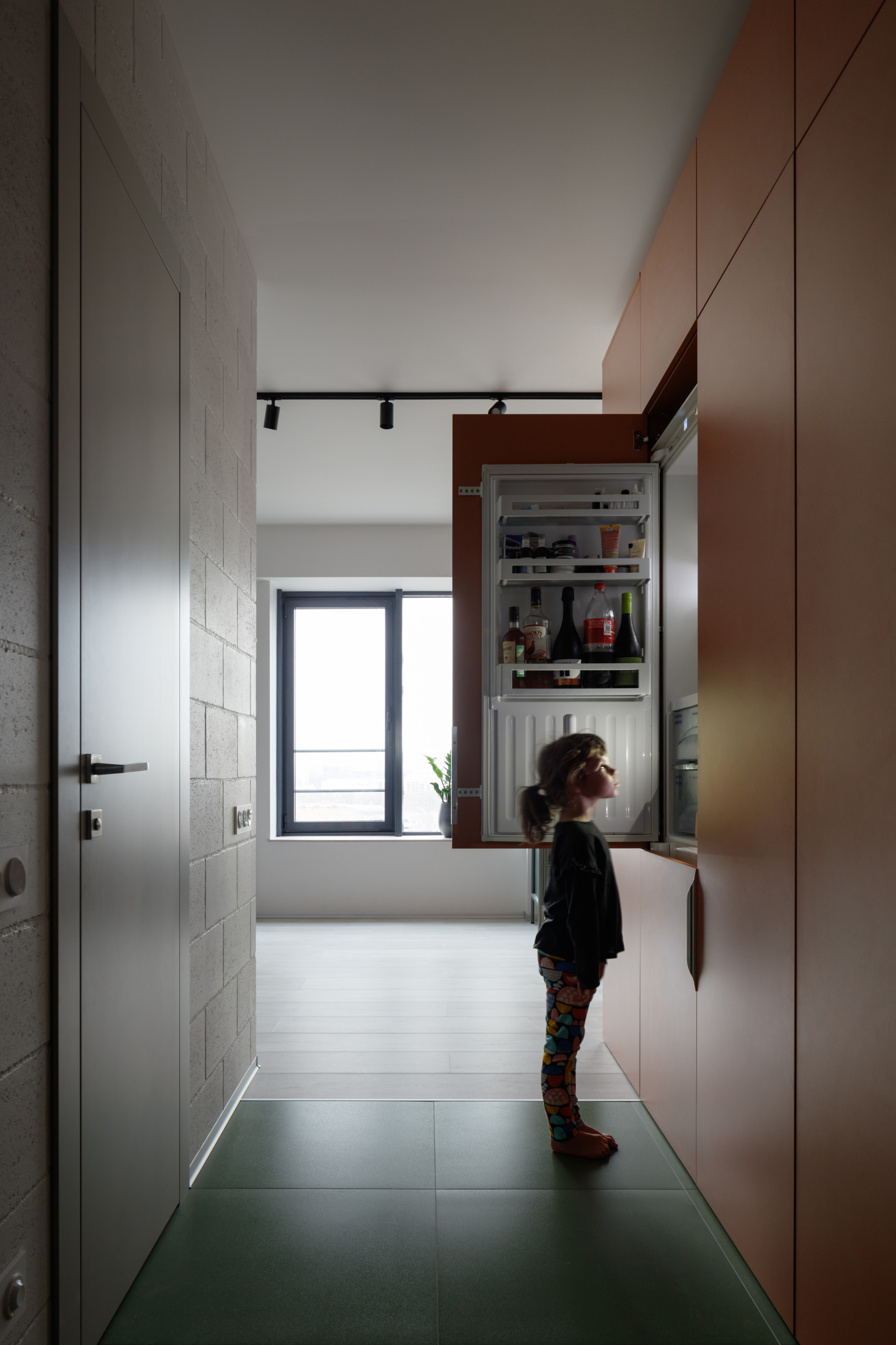 Houzz тур: Квартира с карамельным кубом и «бетонной» панелью ПО-2