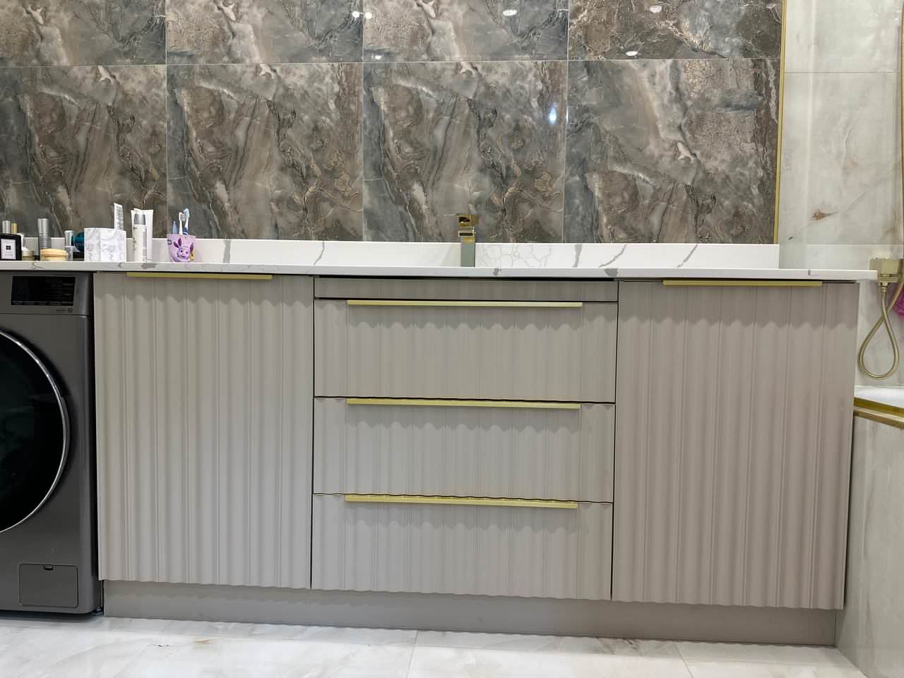 Обложка проекта: Тумба под раковину в ванной комнате с рифлеными фасадами, выполненная на заказ.