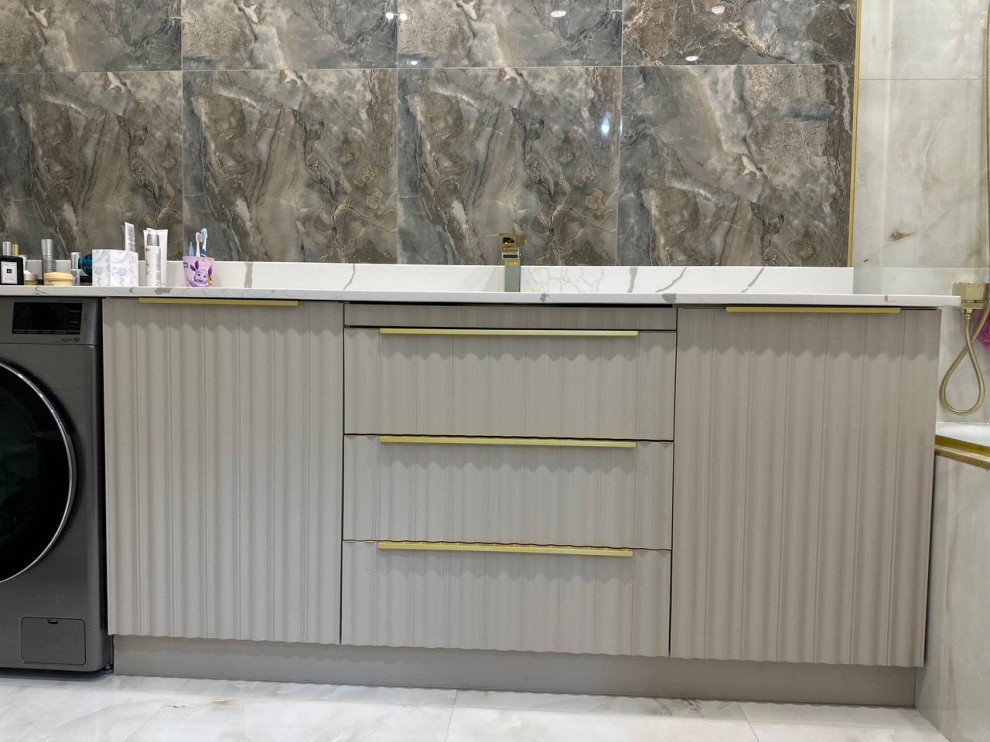 Обложка проекта: Тумба под раковину в ванной комнате с рифлеными фасадами, выполненная на заказ.