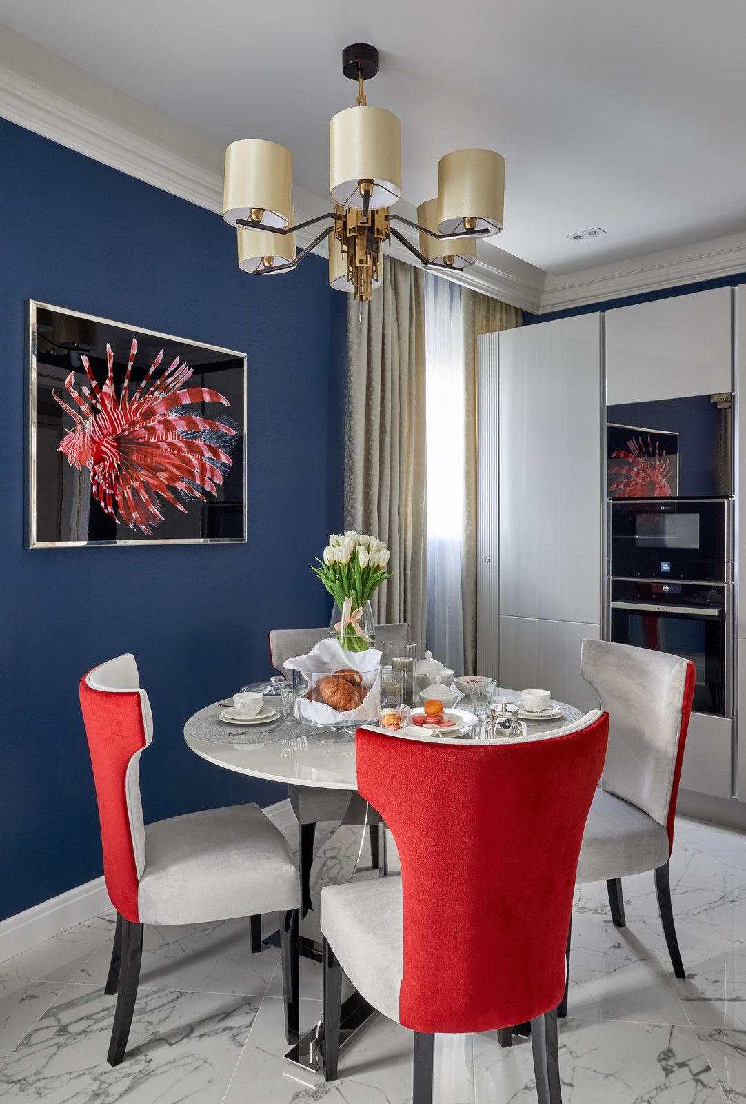 Яркий, роскошный, искрящийся.