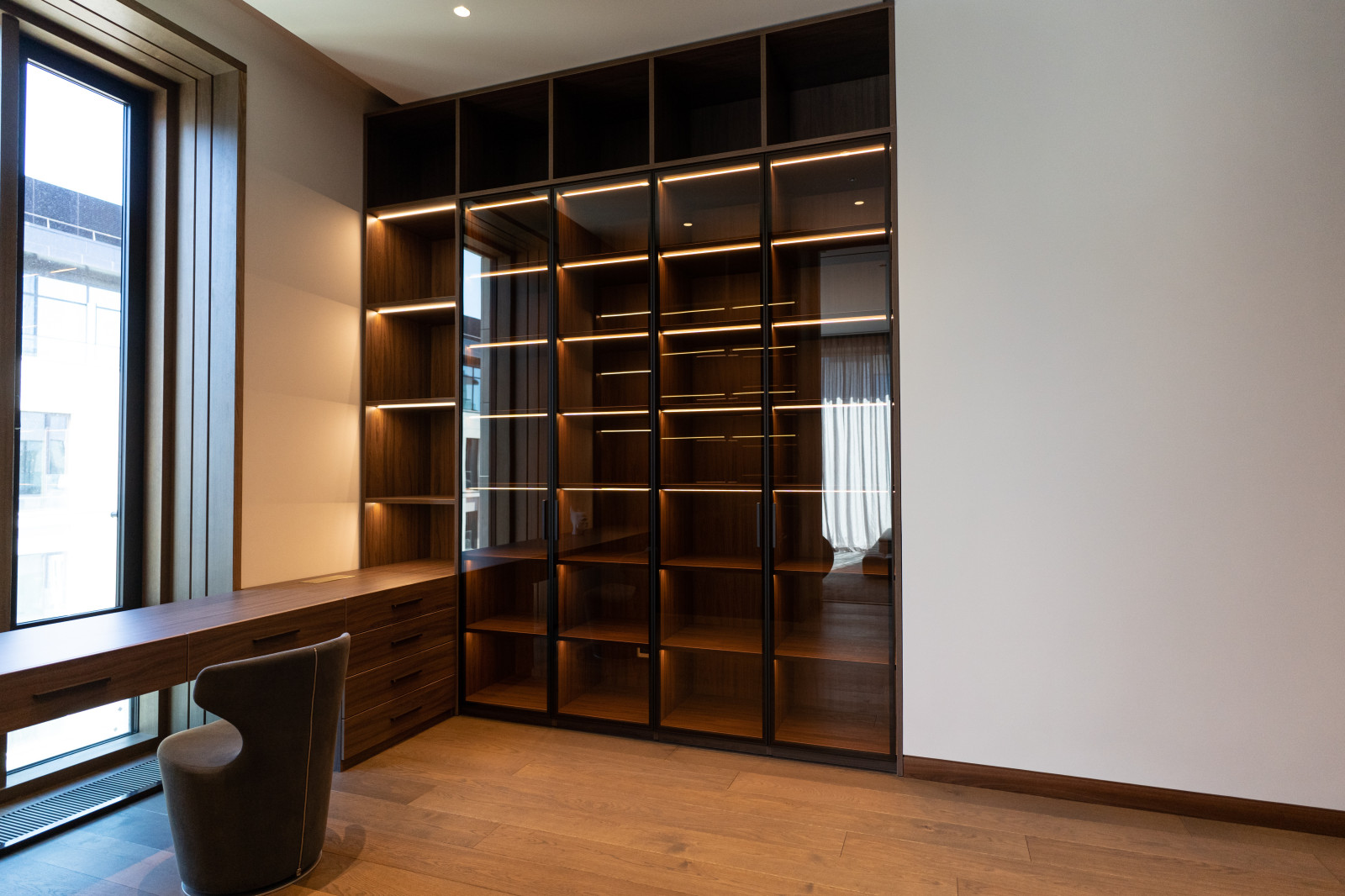 Гардеробная комната с распашными стеклянными RPE фасадами