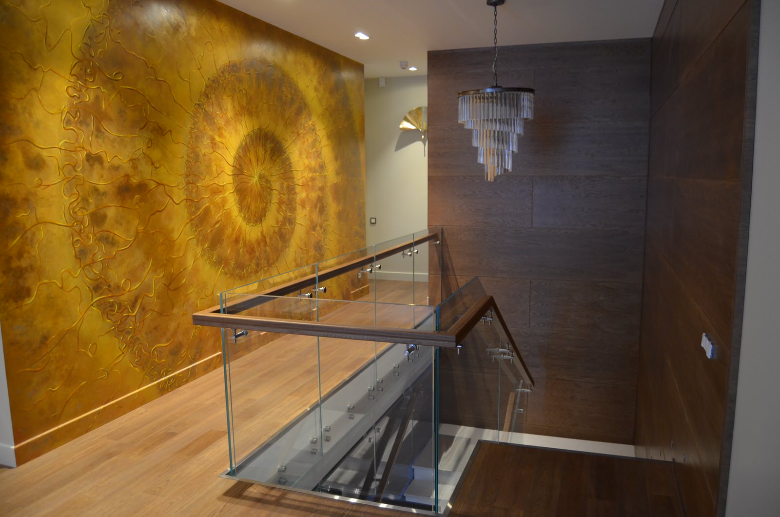 Стильная лестница со стеклянным ограждением (2018)