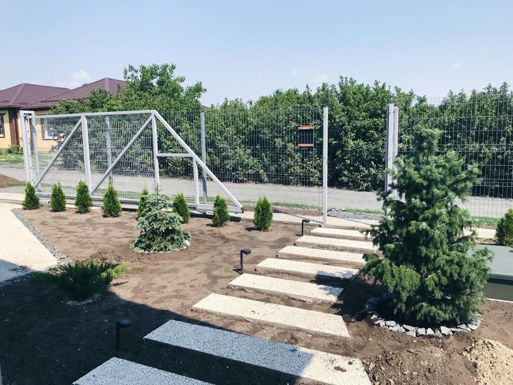 Металлический забор с автоматическими воротами