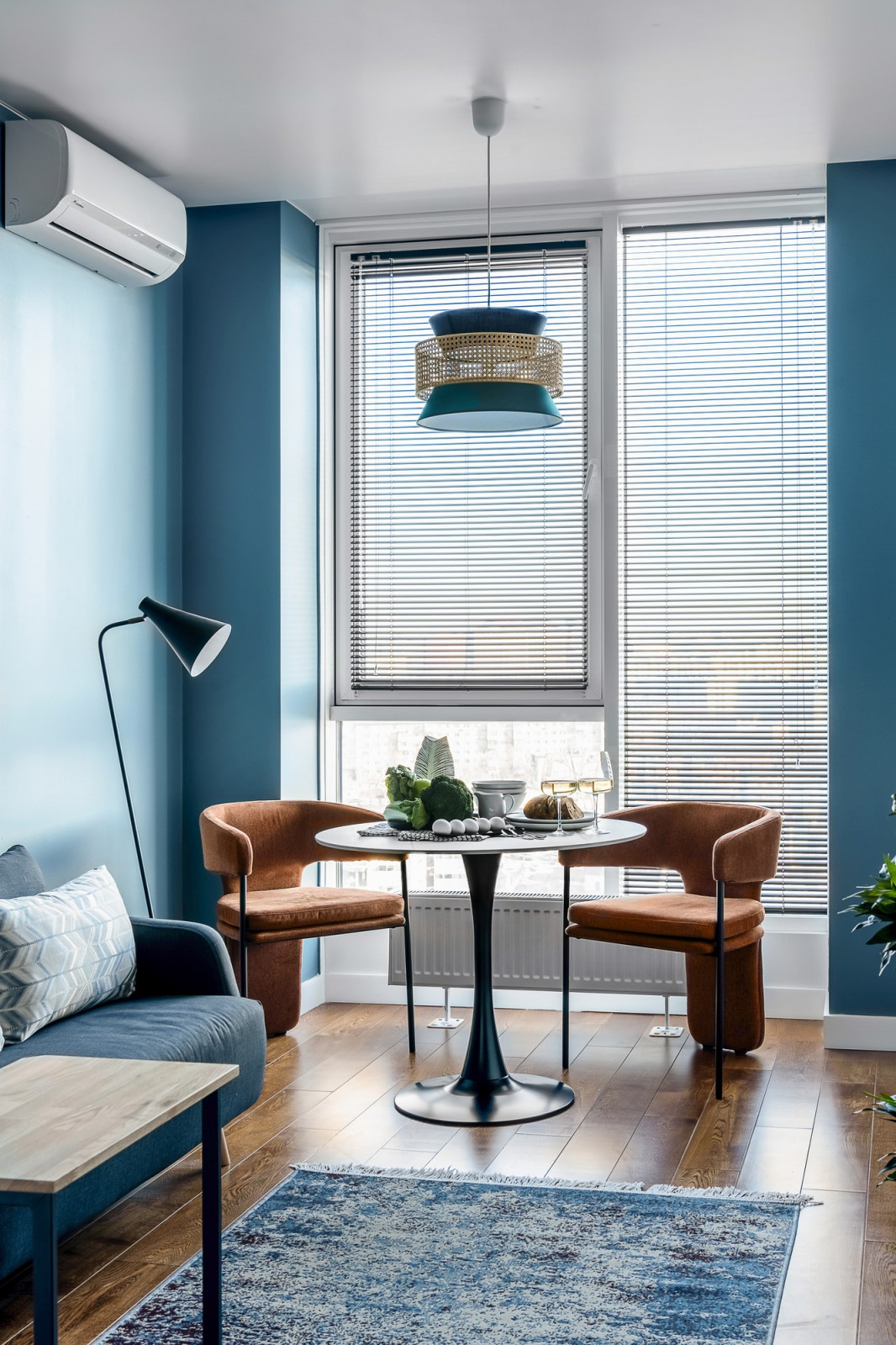 Яркий универсальный интерьер квартиры для сдачи в аренду