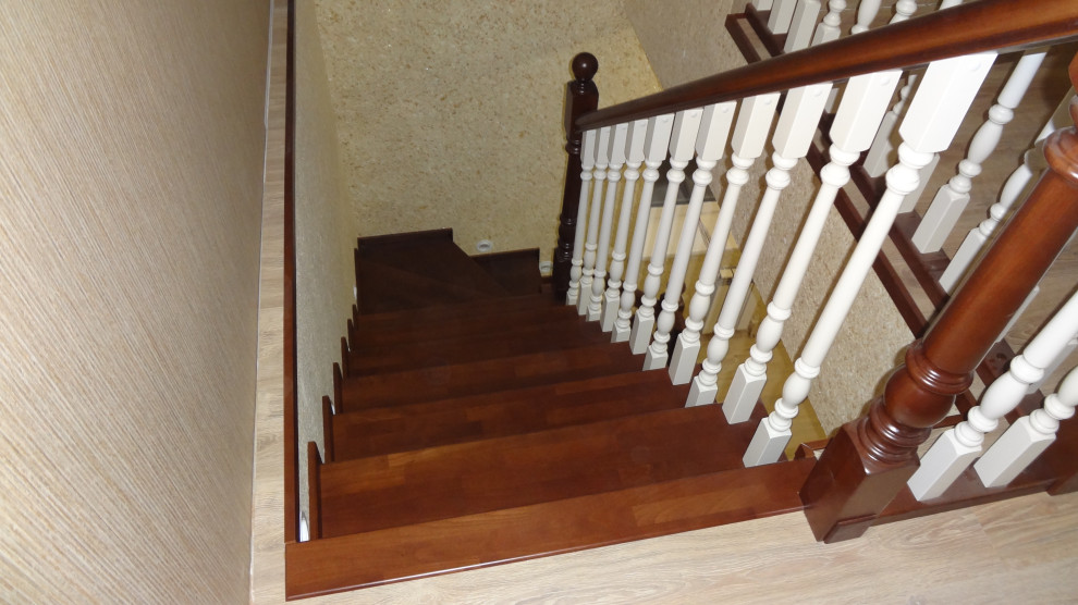 Лестница в загородном доме из дерева бук. Самара.