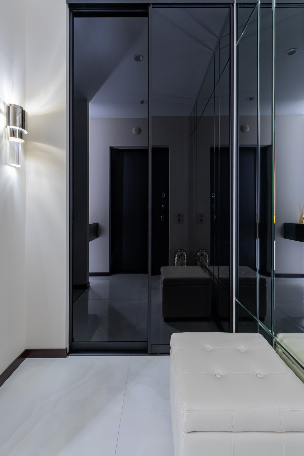 Шкаф-купе для прихожей и подвесной ящик