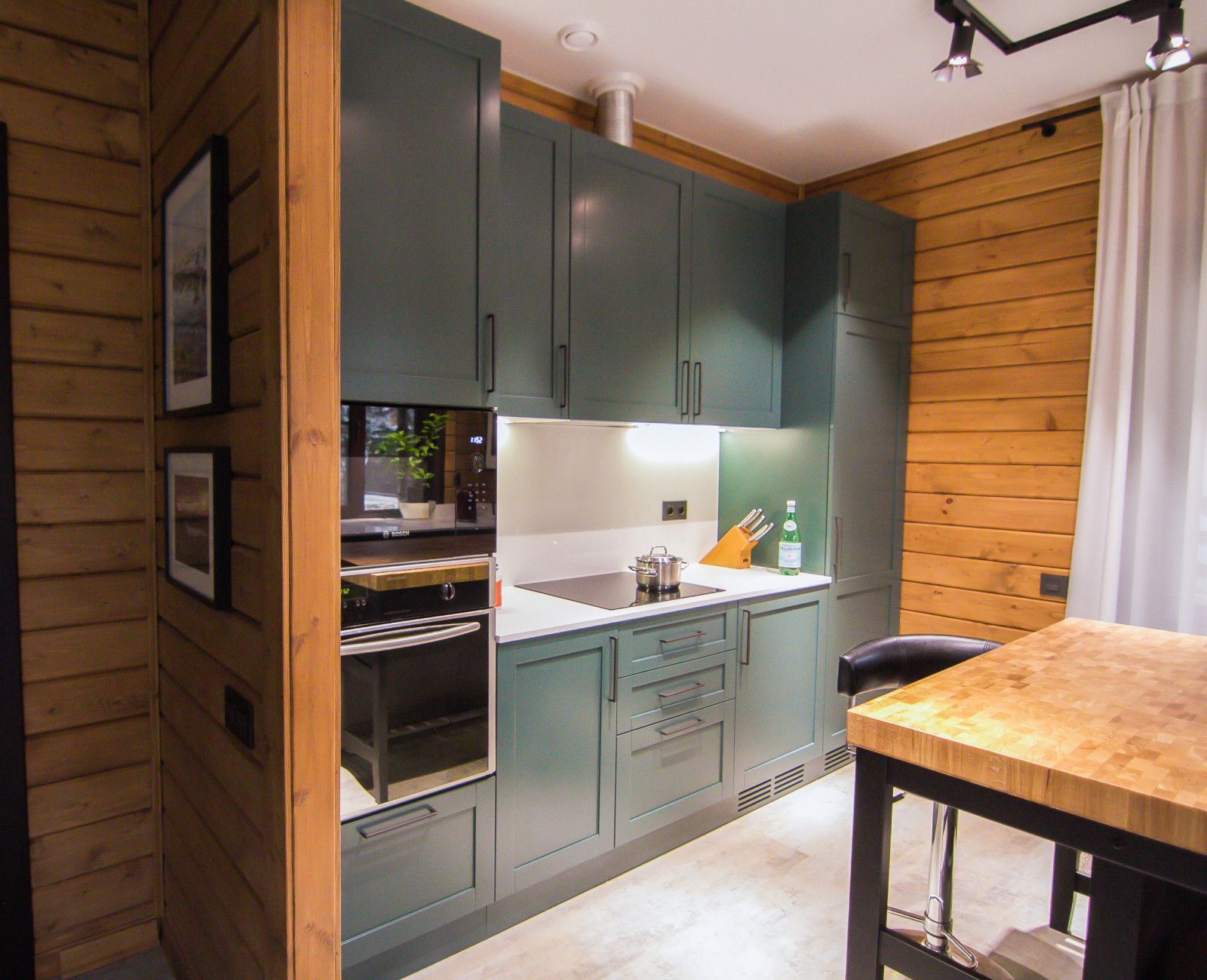 Темно-зеленая кухня в Подмосковье