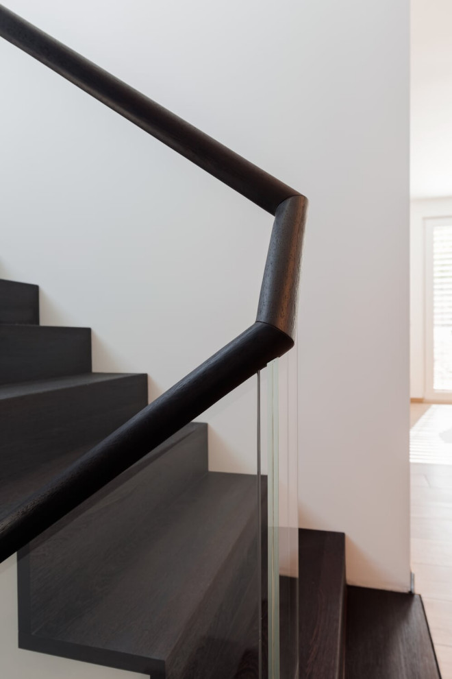 Лестница венге со стеклянной балюстрадой и деревянными перилами