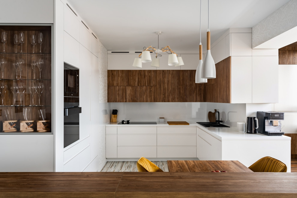 Белая кухня на которой есть газ