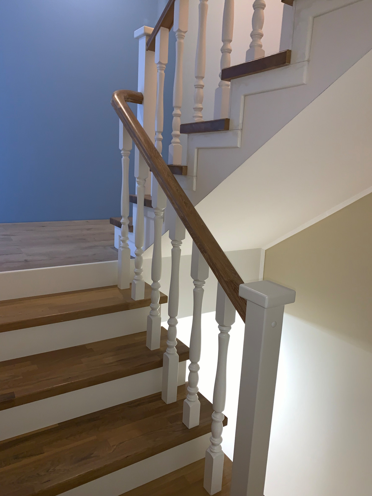 Обшивка бетонной лестницы дубом в таунхаусе ЖК Каскад Парк