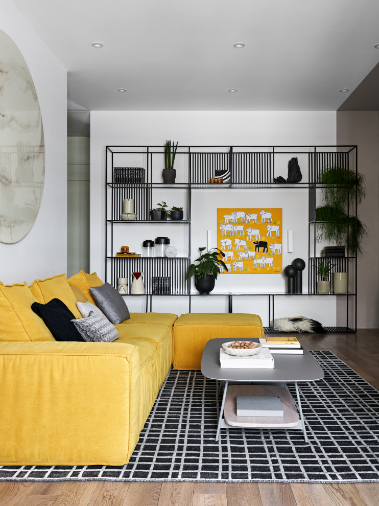 Яркая квартира с желтым диваном и голубой стеной в спальне