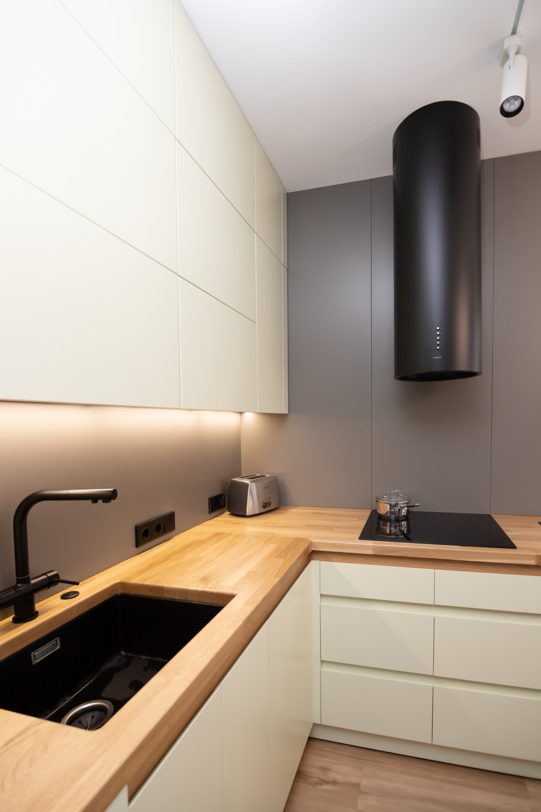 Компактная кухня-прихожая в современном стиле