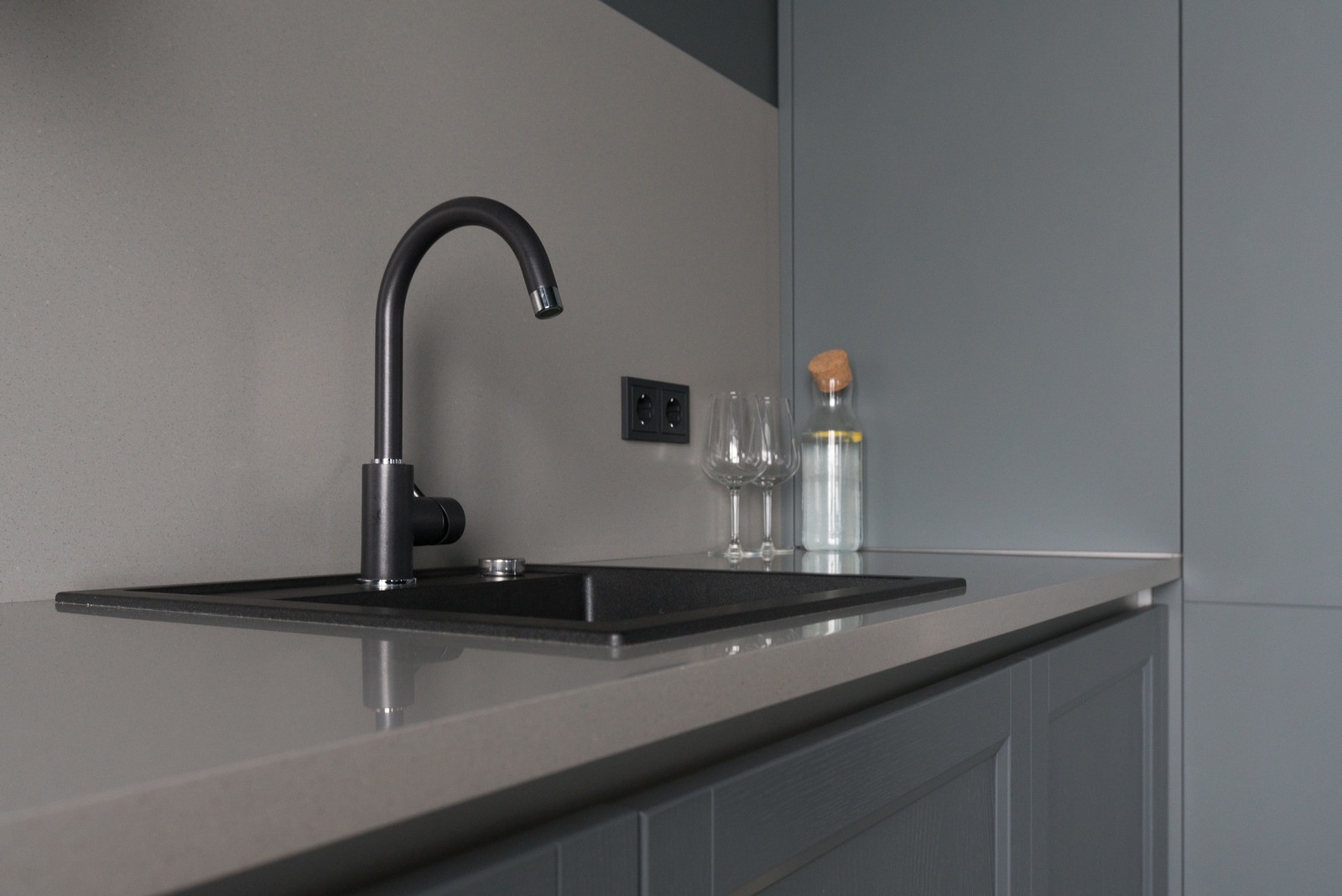 Обложка проекта: Кухня в антрацитовом цвете для молодого парня