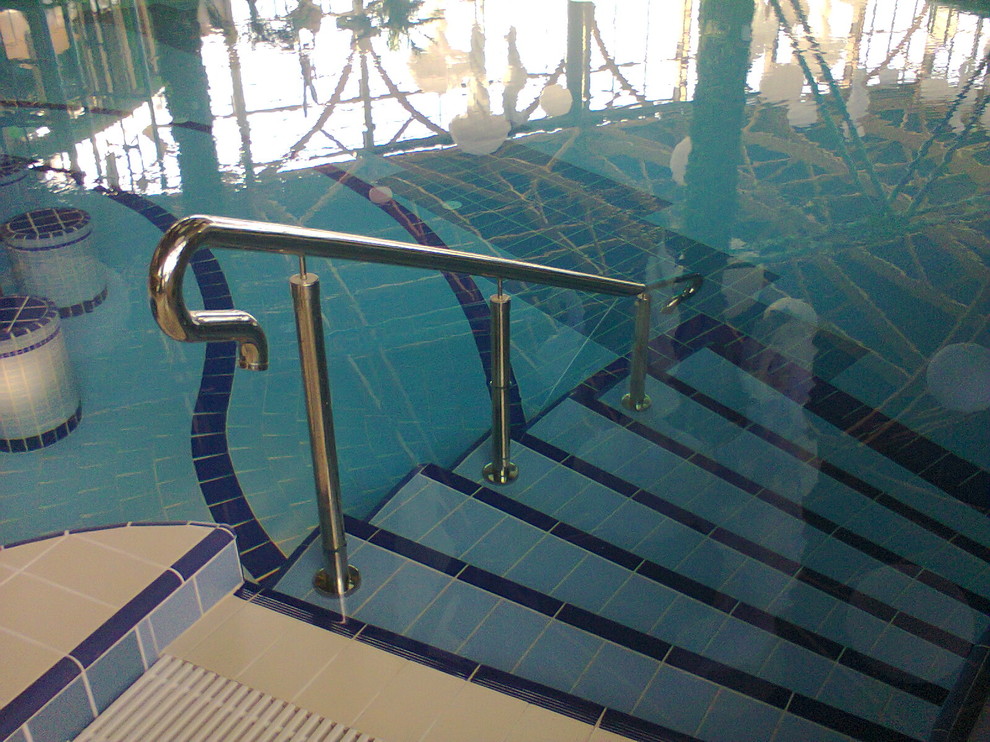 Перила из нержавейки в аквпарке.