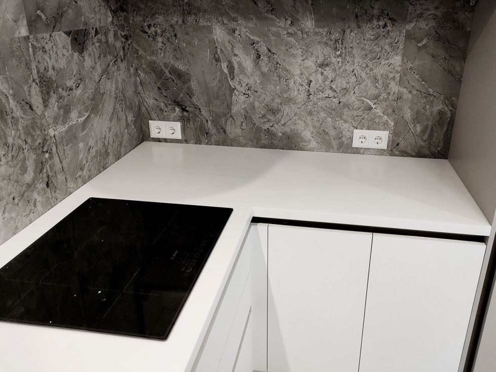 Белая столешница из искусственного камня Staron