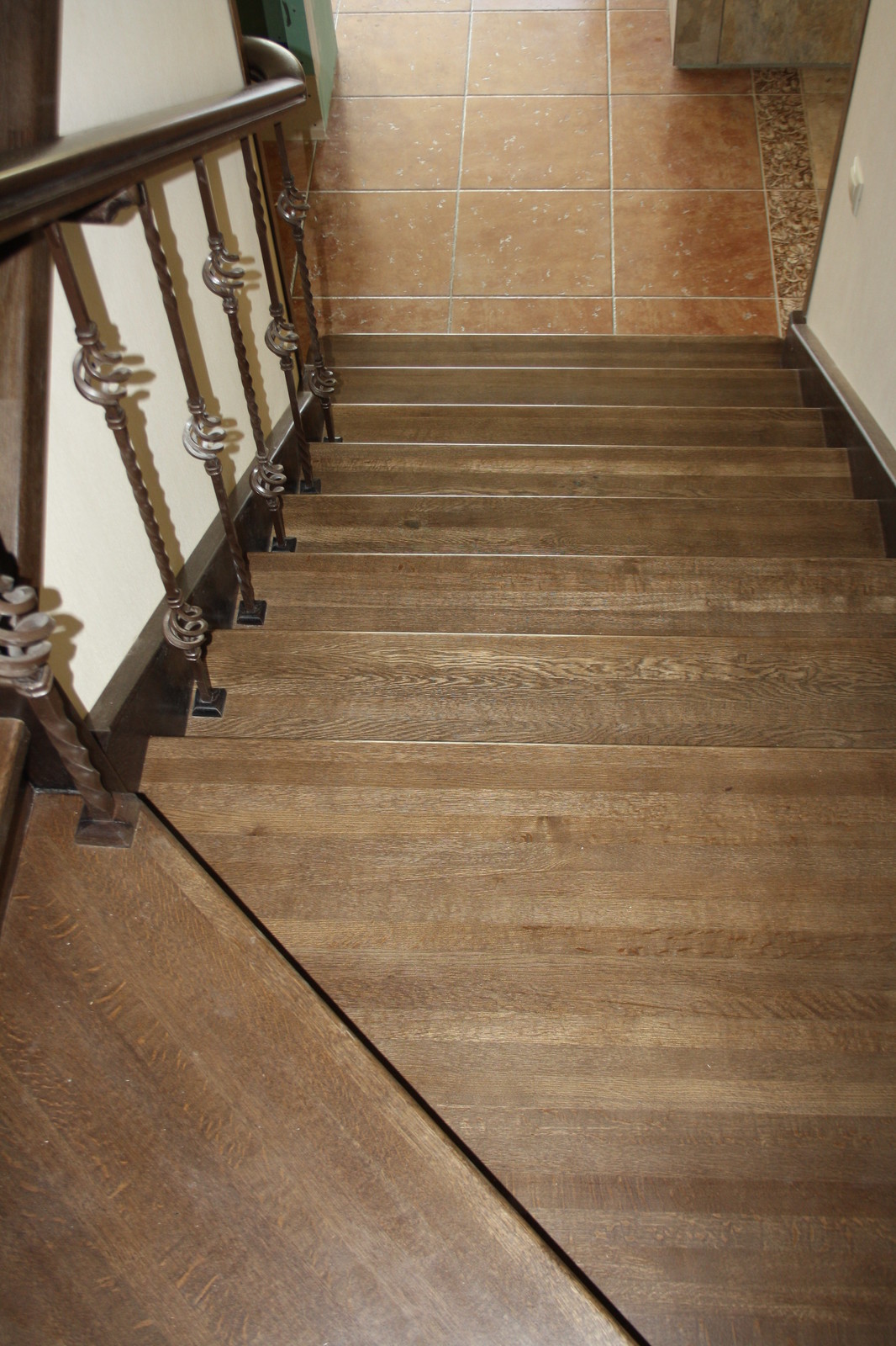 Дубовая лестница на бетонном основании