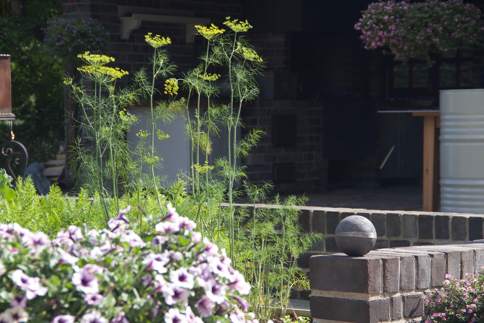 Большой дом на высоком берегу реки