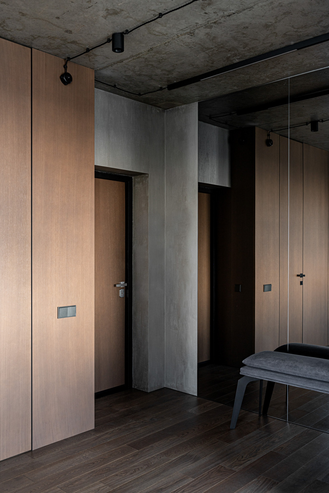 Бетонная квартира с ванной у окна