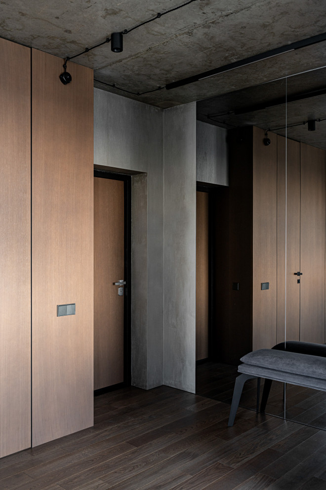 Бетонная квартира с ванной у окна