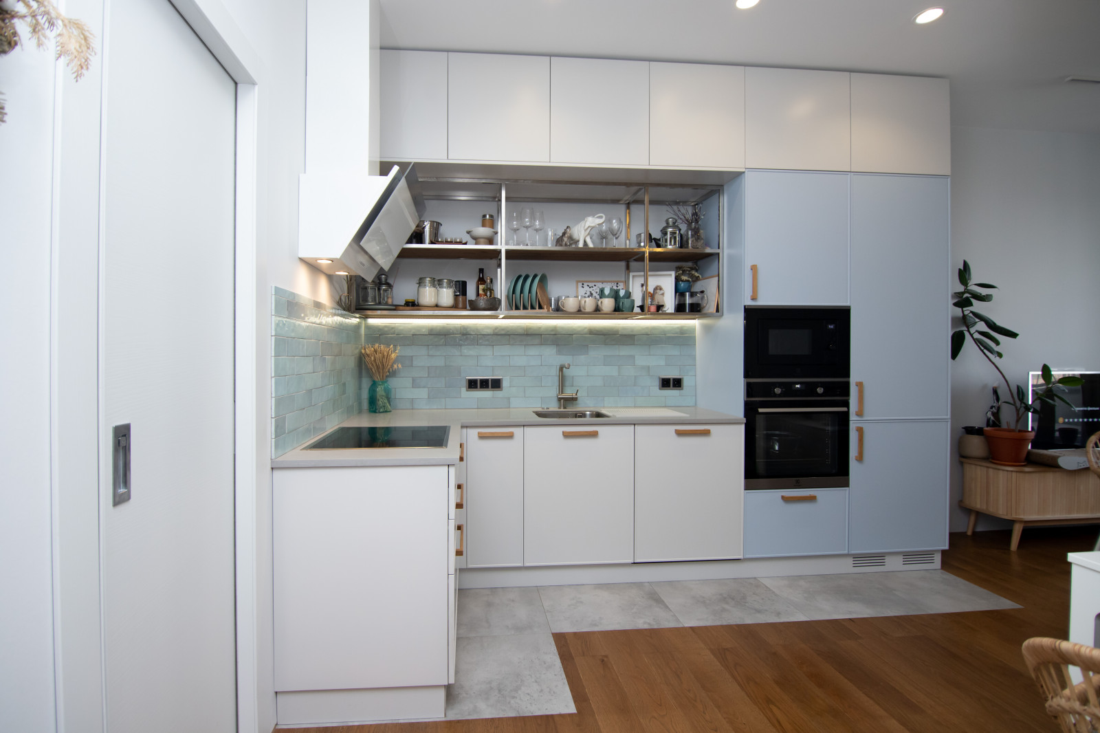 Светлая кухня в неоклассическом стиле