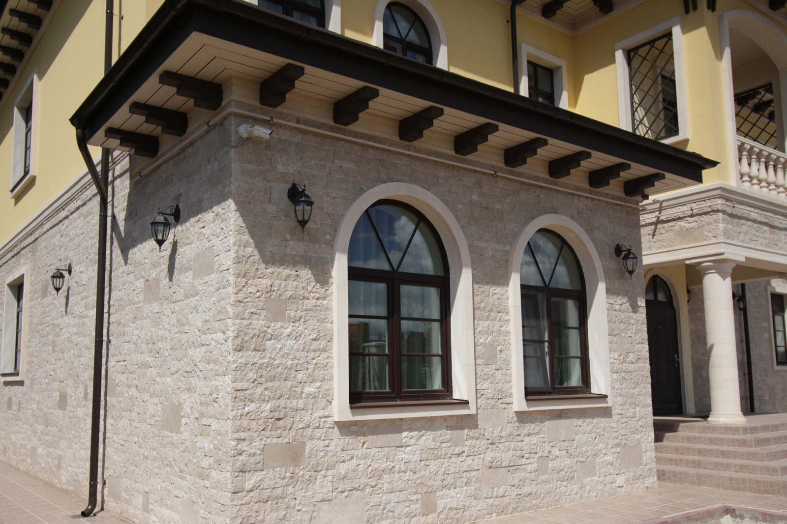 Дом в тосканском стиле. Вид со стороны главного входа