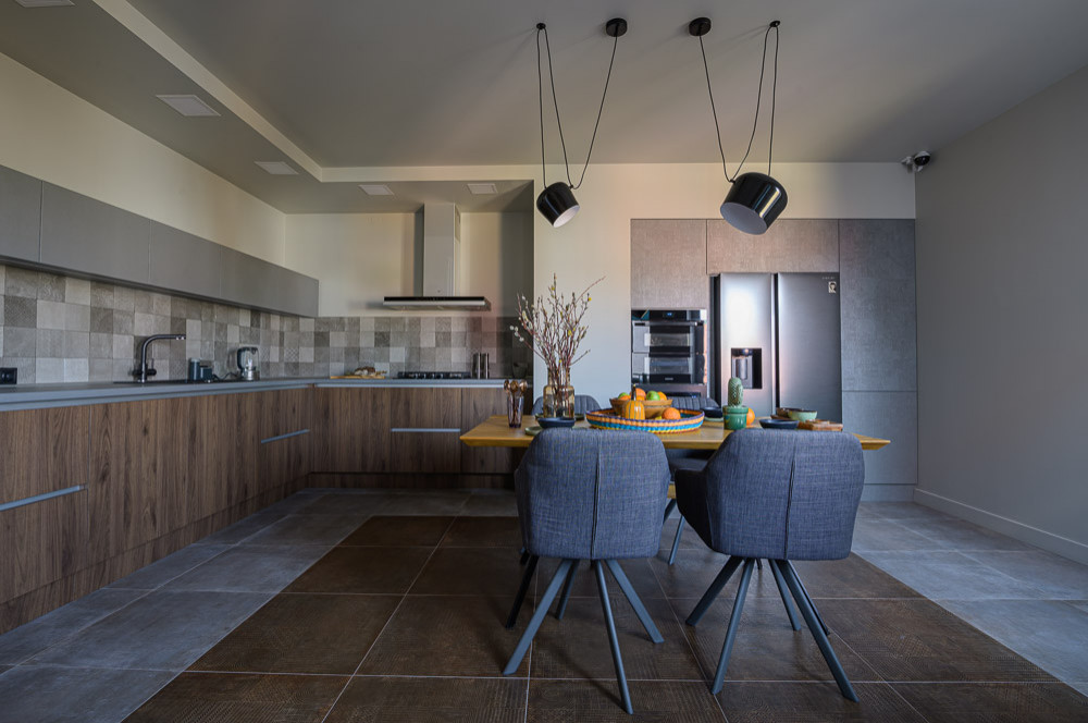 Кухня в трех уровневой квартире