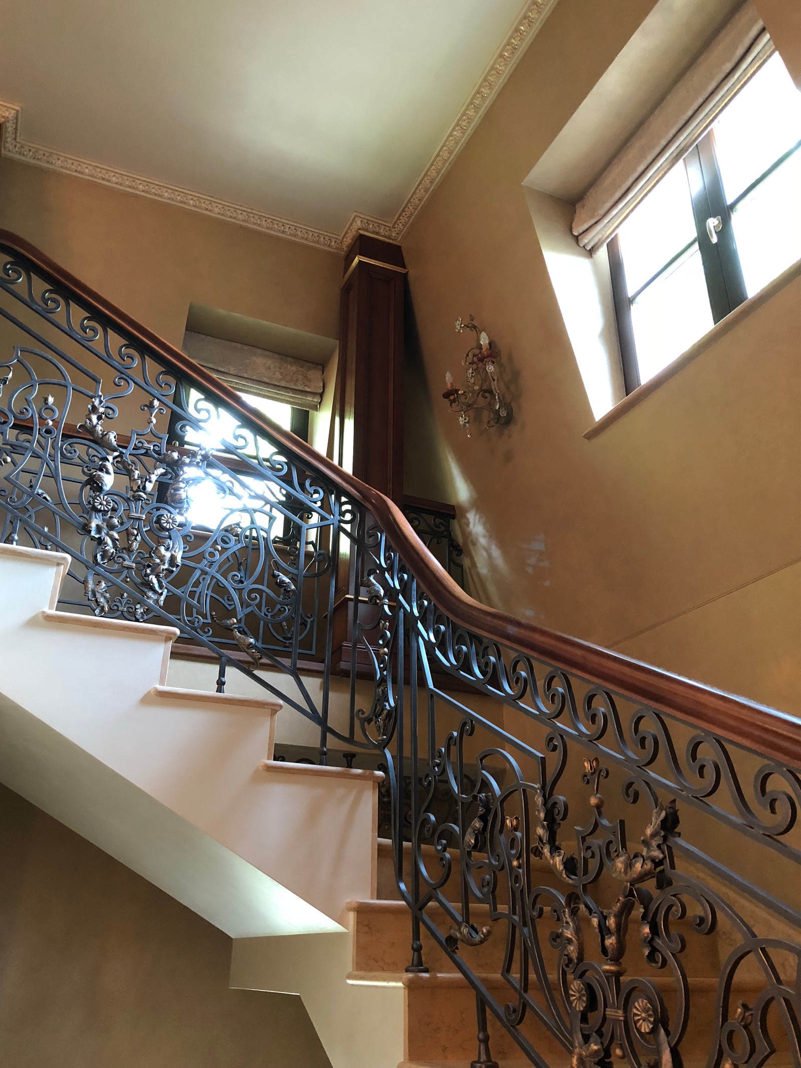 Обложка проекта: Мраморная лестница и кованые перила