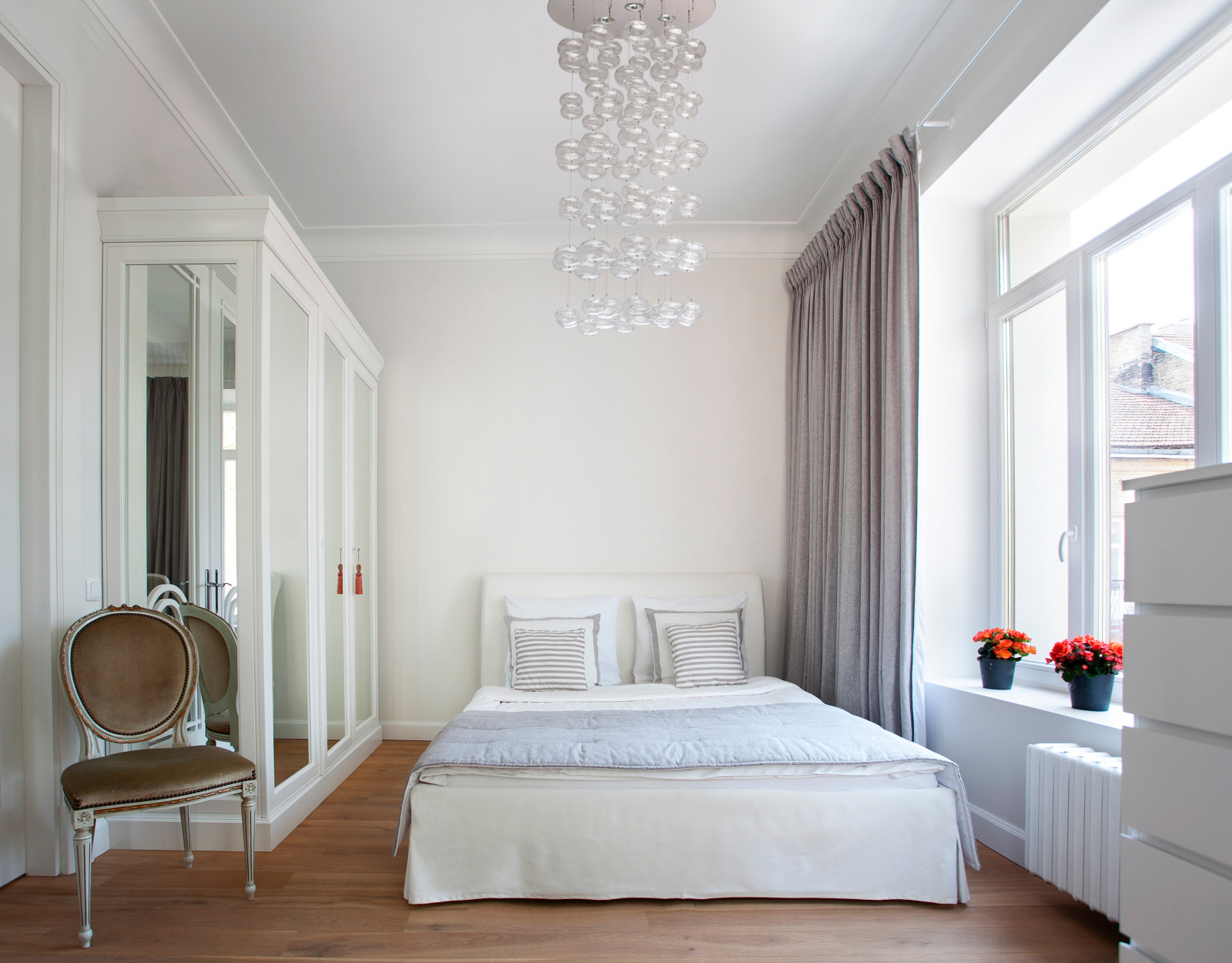 Оригинальная люстра в спальной комнате