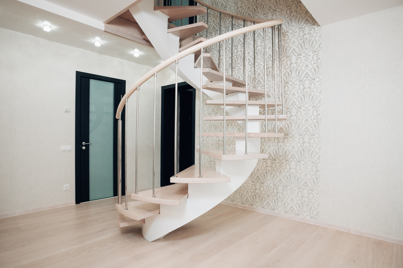 Эвольвентная (винтовая) лестница в квартире на бульваре Миттова г. Чебоксары